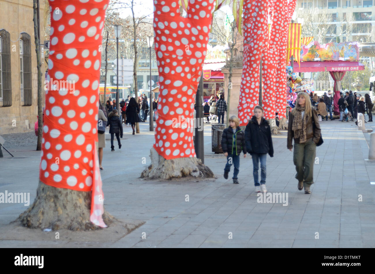 I pedoni a piedi passato avvolto Platani dall'artista giapponese Yayoi Kusama sul Cours Mirabeau Aix-en-Provence per inaugurazione di Marsiglia-Provenza 2013 Capitale Europea della Cultura Foto Stock