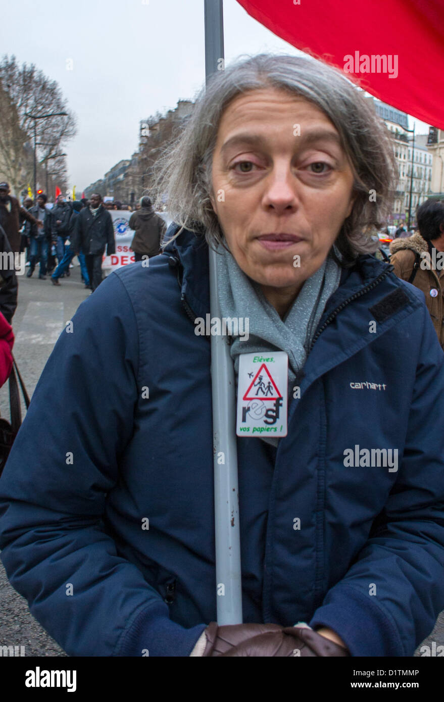 Parigi, Francia, Ritratto, Donna francese, Aliens Without Papers protesta, ONG a sostegno dei bambini immigrati nelle scuole, 'Educazione Sans fron-Tieres' su strada, volontario Foto Stock