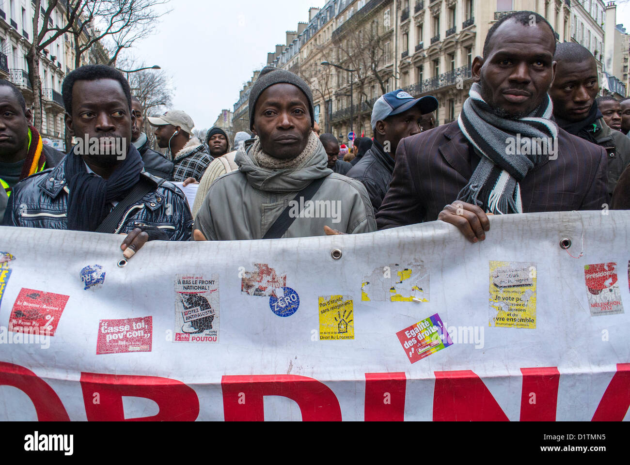 Parigi, Francia, "Aliens Without Papers" "Sans Papiers" Parigi protesta contro il governo francese, gli immigrati africani marciano con le bandiere, contro la protesta contro la legge sull'immigrazione, europa diritti dei migranti, lavoro immigrato, antidiscriminazione, lavoratori immigrati francia, Europa Foto Stock