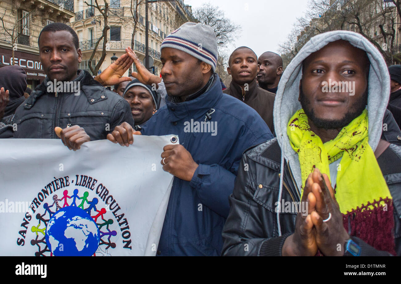 Parigi, Francia, grande folla di persone, Aliens Without Papers 'Sans Papiers' protesta contro gli immigrati francesi africani marciando con i banner di protesta attivista, protesta contro la legge sull'immigrazione, diritti dei migranti in europa, lavoro immigrato, proteste per i diritti civili, la comunità nera di Parigi protesta, contro la discriminazione, la folla di persone non documentate dal fronte Foto Stock