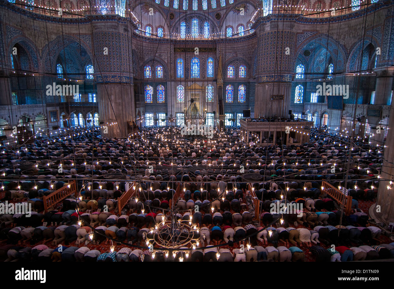 I musulmani che adorano nella preghiera, Sultan Ahmet, moschea di Istanbul Foto Stock