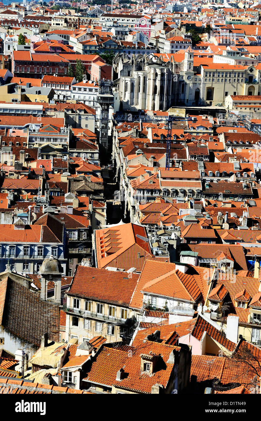Bird view del centro di Lisbona con case colorate e tetti di colore arancione Foto Stock
