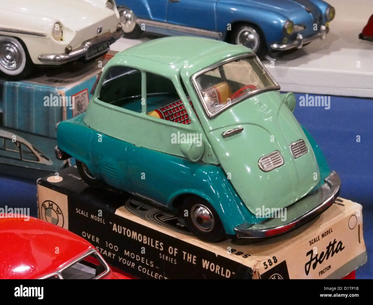 Litho giocattolo di stagno in due toni di verde BMW Isetta, automobili del mondo serie n. 588 Foto Stock