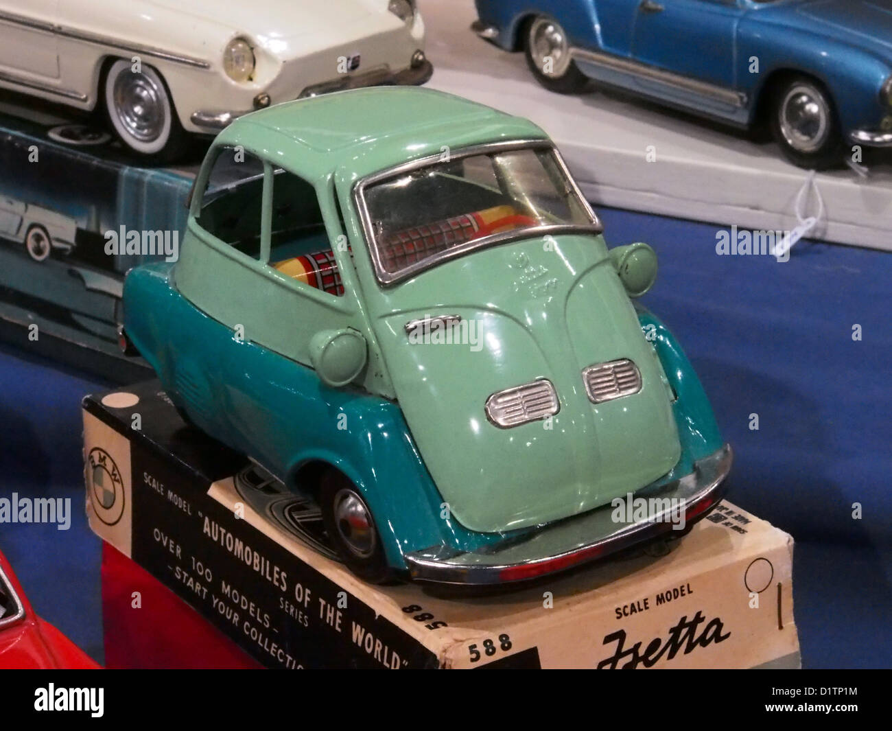 Litho giocattolo di stagno in due toni di verde BMW Isetta, automobili del mondo serie n. 588 Foto Stock