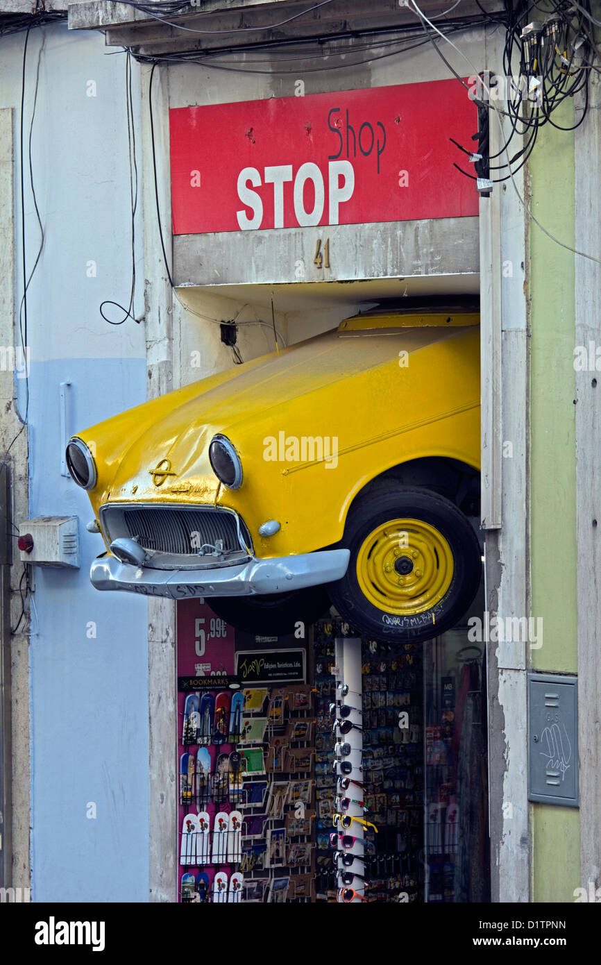 Un segati auto anteriore al di sopra di un angolo comodo negozio di Lisbona, in Portogallo. Foto Stock