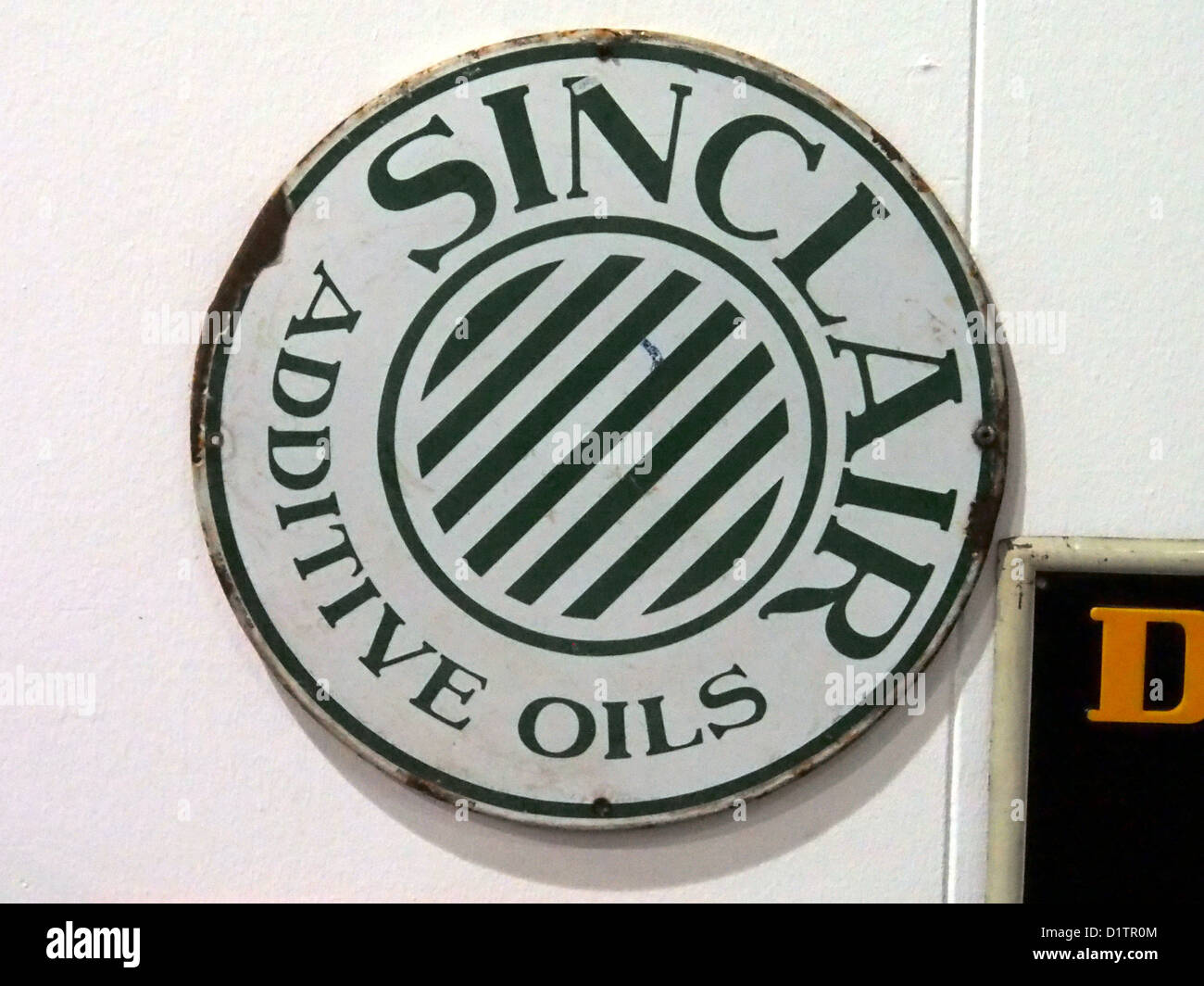 Il cartello pubblicitario in smalto per gli oli additivi Sinclair è un'opera vintage di marketing automobilistico. Con il logo Sinclair, rappresenta la storica presenza dell'azienda nel settore petrolifero automobilistico. Foto Stock