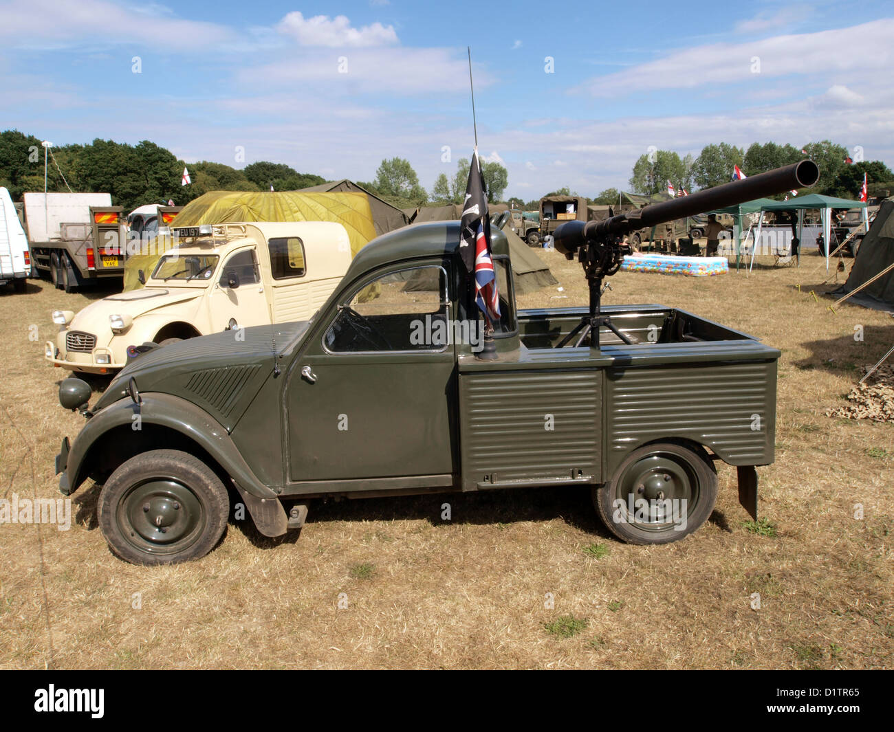 Il Citroen 2CV Front Drive Anti Tank o cannone senza rinculo era un veicolo militare unico presentato al War and Peace Show. È stato progettato per un rapido dispiegamento e combattimento, mostrando sia una trasformazione civile che militare. Foto Stock