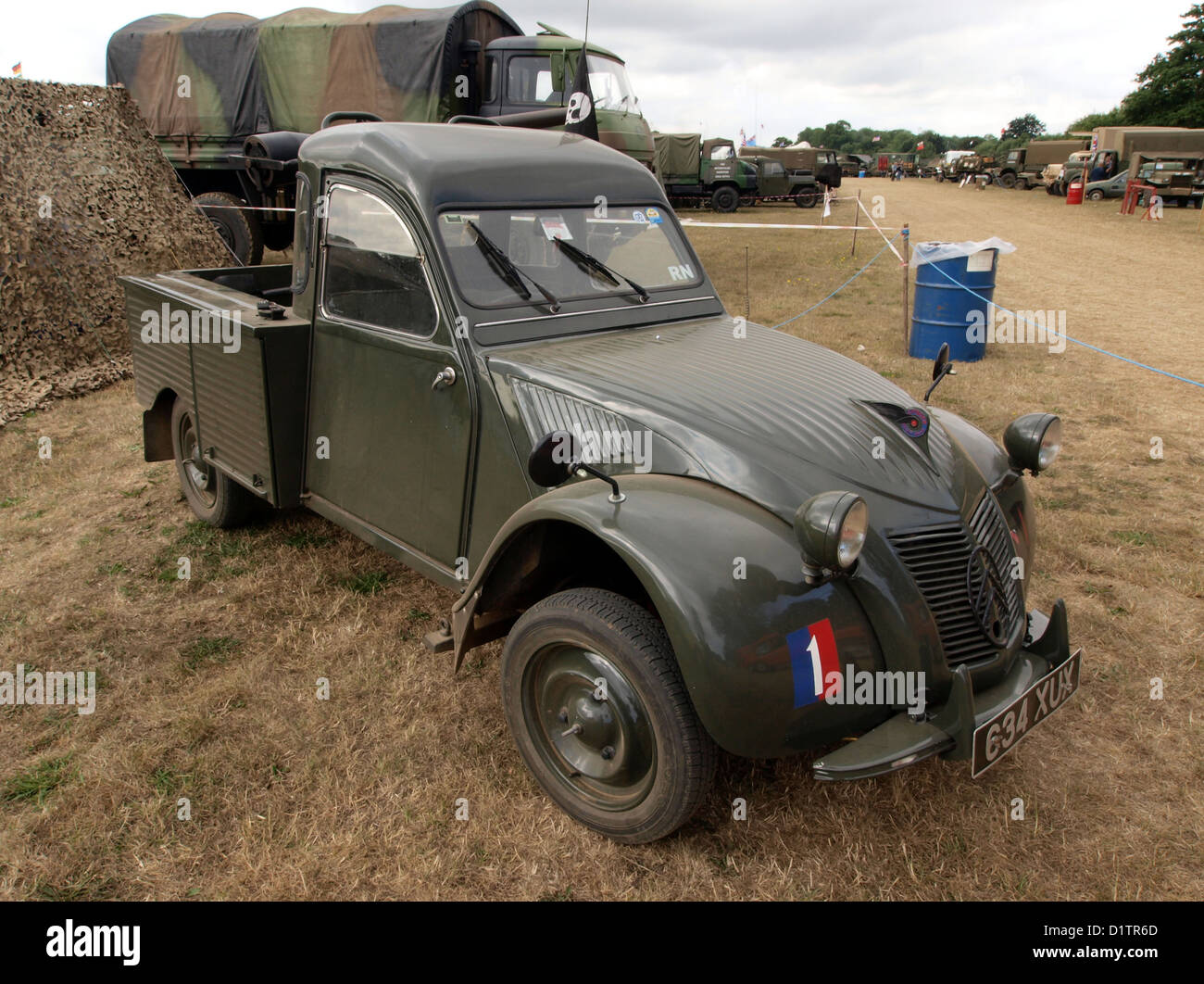 La Citroen 2CV Front Drive, equipaggiata con un cannone anticarro o senza rinculo, fu presentata al War and Peace Show. Questo veicolo, originariamente un'auto civile, fu adattato per uso militare, fornendo mobilità e potenza di fuoco durante la guerra. Mette in evidenza la versatilità dei veicoli riutilizzati per il combattimento durante i conflitti militari. Foto Stock