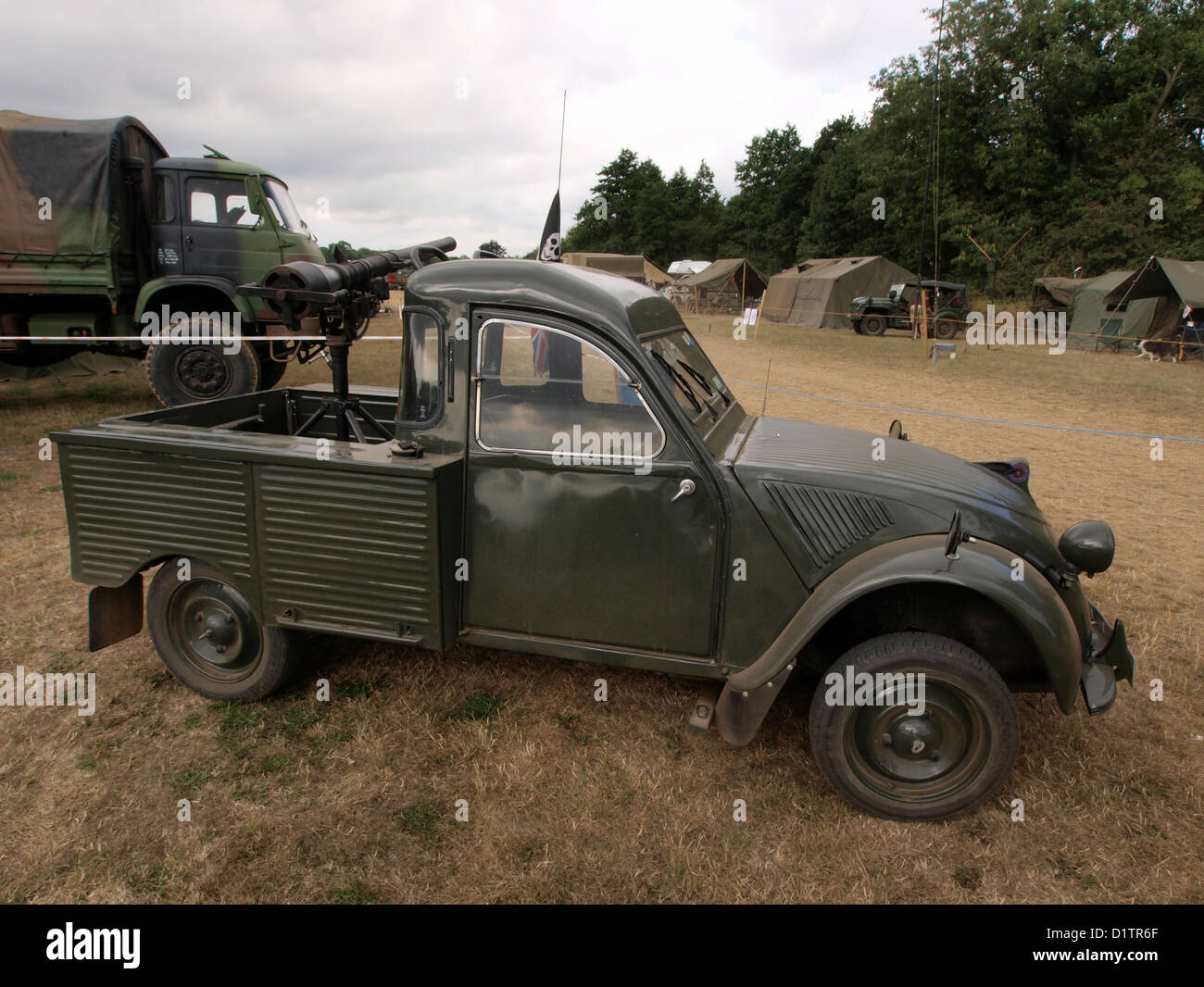 Il veicolo anticarro Citroen 2CV, presentato al War and Peace Show, è stato adattato per uso militare. Era dotato di una pistola senza rinculo, che offriva mobilità e potenza di fuoco uniche in situazioni di combattimento durante la guerra. Foto Stock