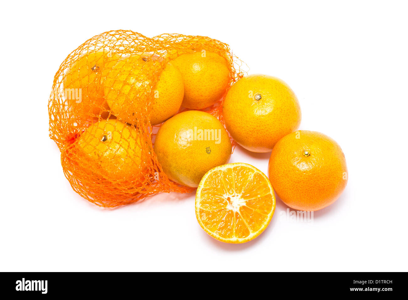 Arance in plastica arancione net isolati su sfondo bianco. Foto Stock