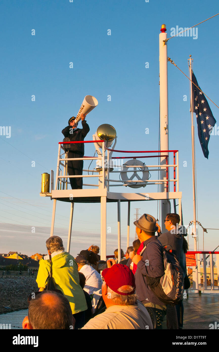 Il capitano dà il segnale di partenza, autentica crociera Natchez Steamboat, New Orleans, Louisiana, Stati Uniti d'America, Nord America Foto Stock