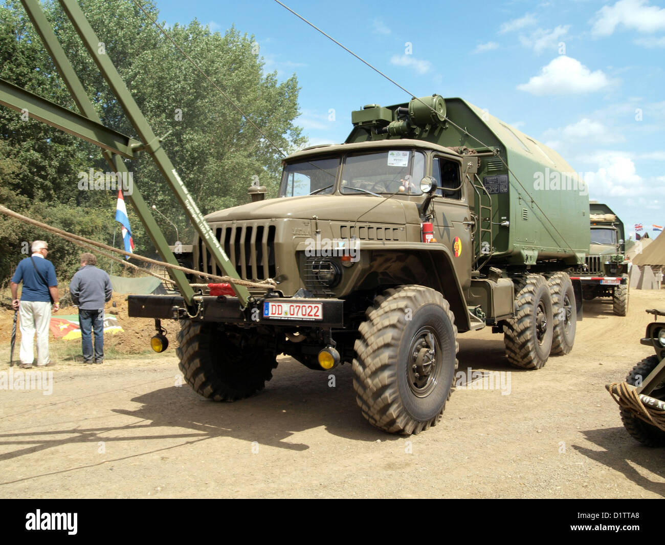 Lo ZIL-131 MTO AT, presentato al War and Peace Show, è un camion militare di epoca sovietica noto per la sua durata e versatilità in vari scenari di combattimento. Fu ampiamente utilizzato dall'esercito sovietico per il trasporto di truppe, attrezzature e artiglieria durante la guerra fredda. Foto Stock