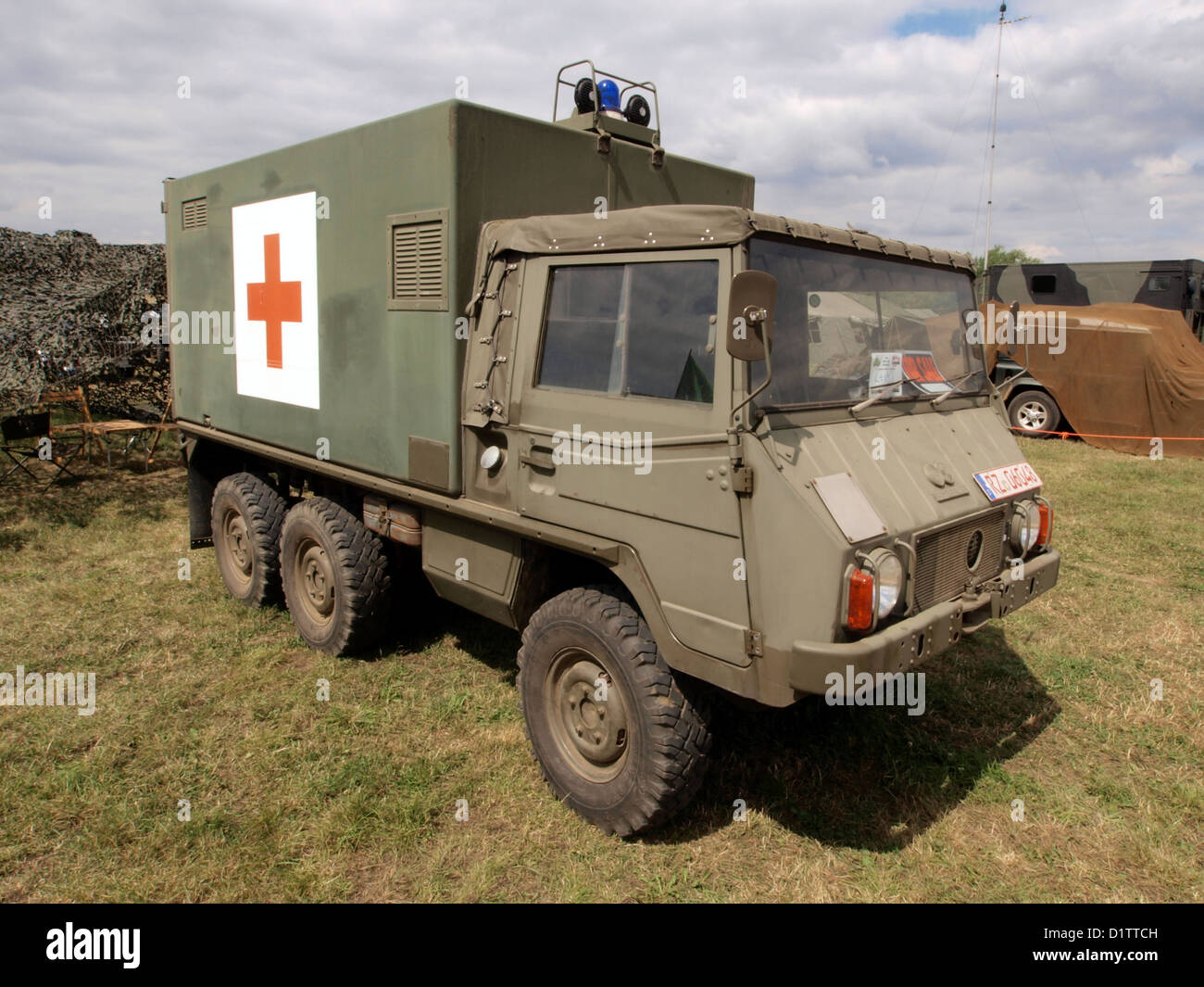 Guerra e Pace mostra....Steyr-Puch 712m Pinzgauer 6 x 6 ambulanza militare Foto Stock