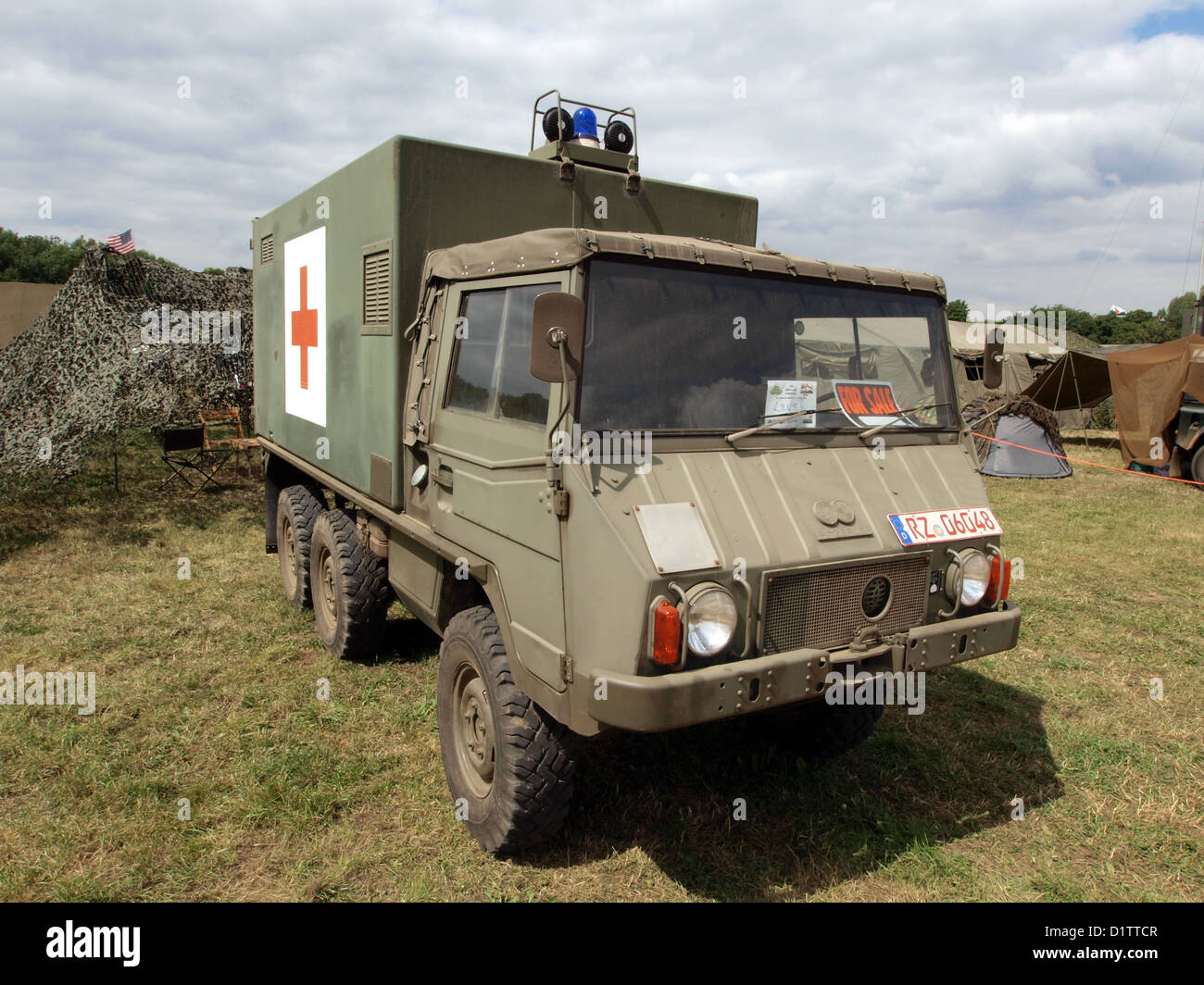 Guerra e Pace mostra....Steyr-Puch 712m Pinzgauer 6 x 6 ambulanza militare Foto Stock