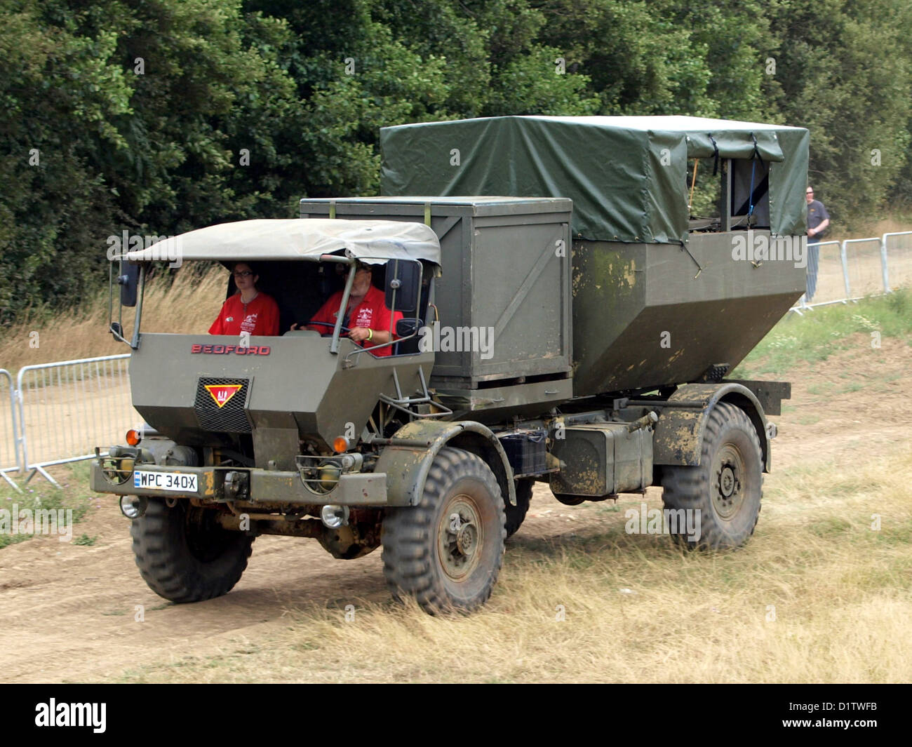 Il camion protetto dalle mine Bedford MJ, presentato al War and Peace Show, è stato progettato per le operazioni militari durante la guerra. Questo veicolo, noto per la sua durata e la protezione dalle mine, è stato utilizzato per trasportare personale e attrezzature attraverso ambienti ostili, fornendo una protezione essenziale nelle zone di combattimento. Foto Stock