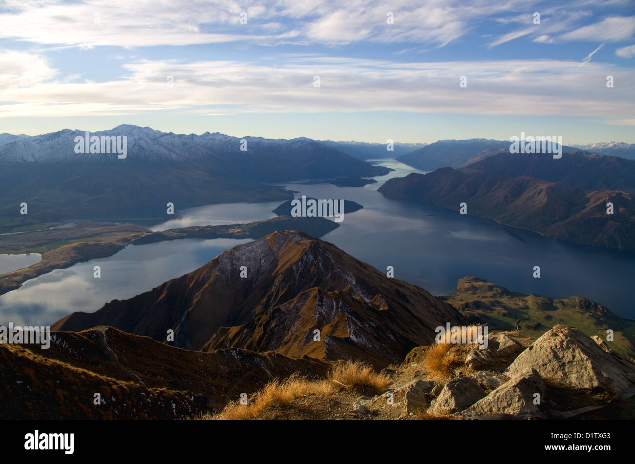 Vista nord oltre il lago Wanaka e la zona circostante da Roy's Peak, Wanaka, Nuova Zelanda Foto Stock