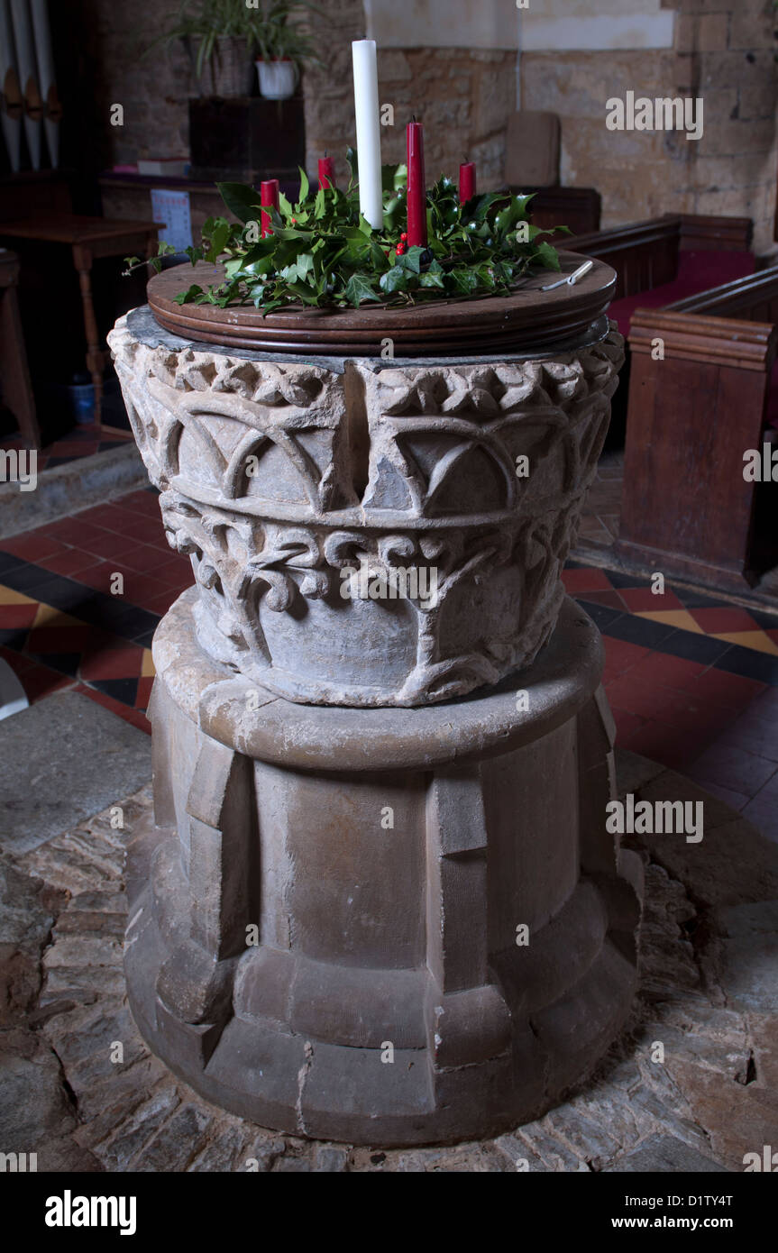 Il font, la Chiesa della Santa Trinità, Hinton-nel-siepi, Northamptonshire, England, Regno Unito Foto Stock