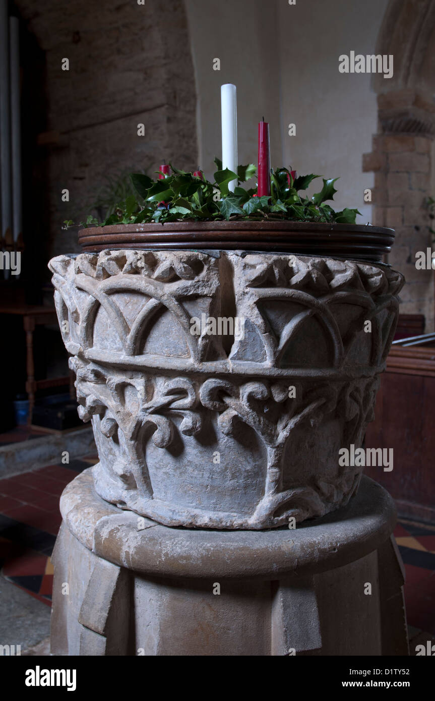 Il font, la Chiesa della Santa Trinità, Hinton-nel-siepi, Northamptonshire, England, Regno Unito Foto Stock