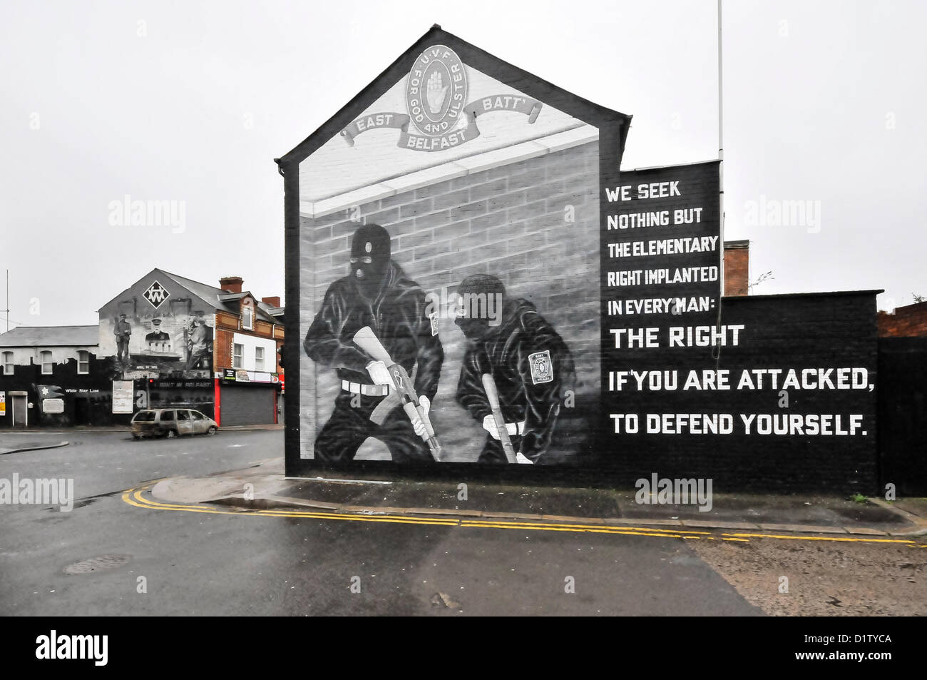 6 gennaio 2013, Belfast, Irlanda del Nord - bruciato auto e detriti cucciolata East Belfast accanto a un murale UVF, dopo una notte di disordini da più di 300 persone. Foto Stock