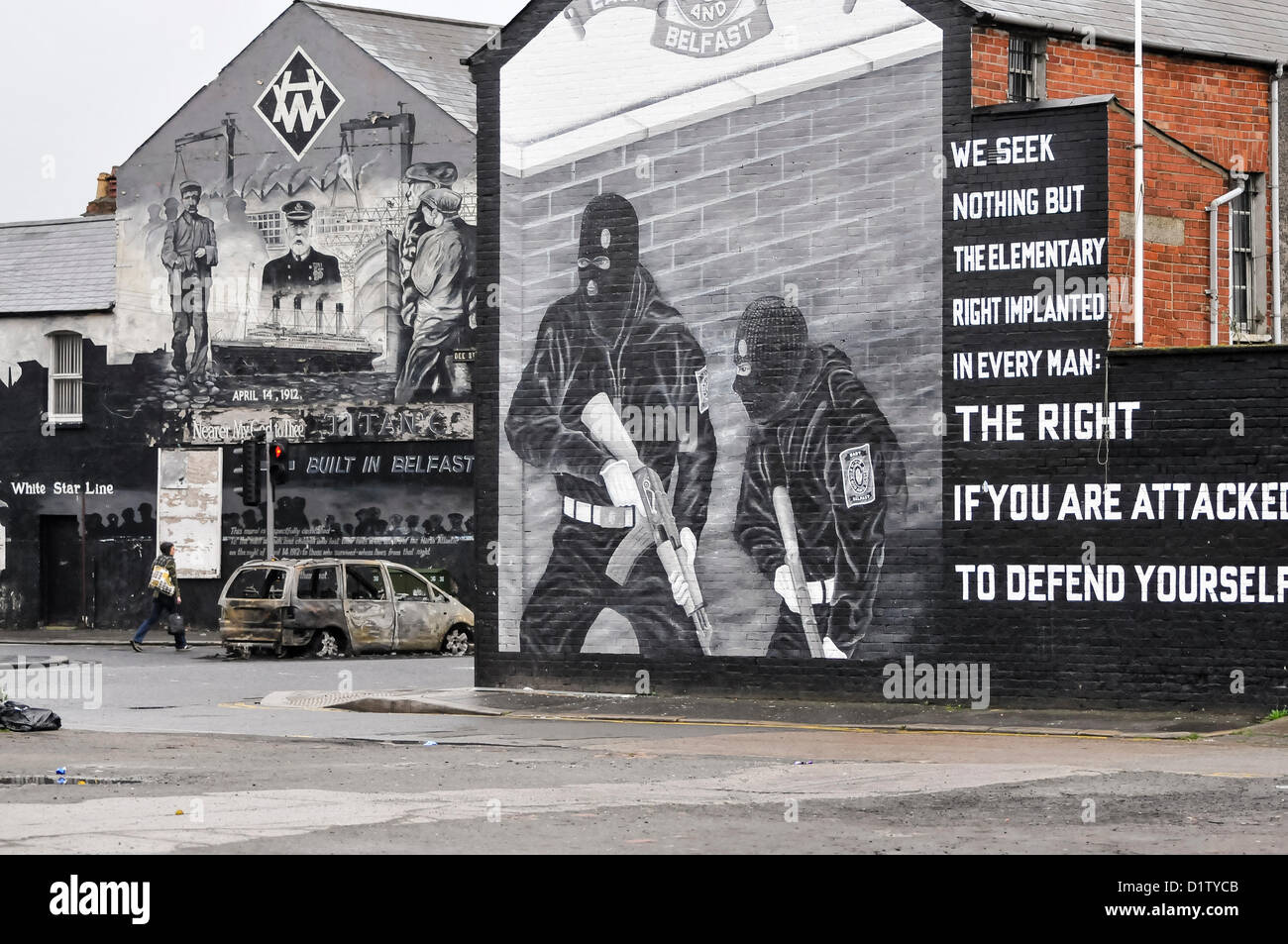 6 gennaio 2013, Belfast, Irlanda del Nord - bruciato auto e detriti cucciolata East Belfast accanto a un murale UVF, dopo una notte di disordini da più di 300 persone. Foto Stock