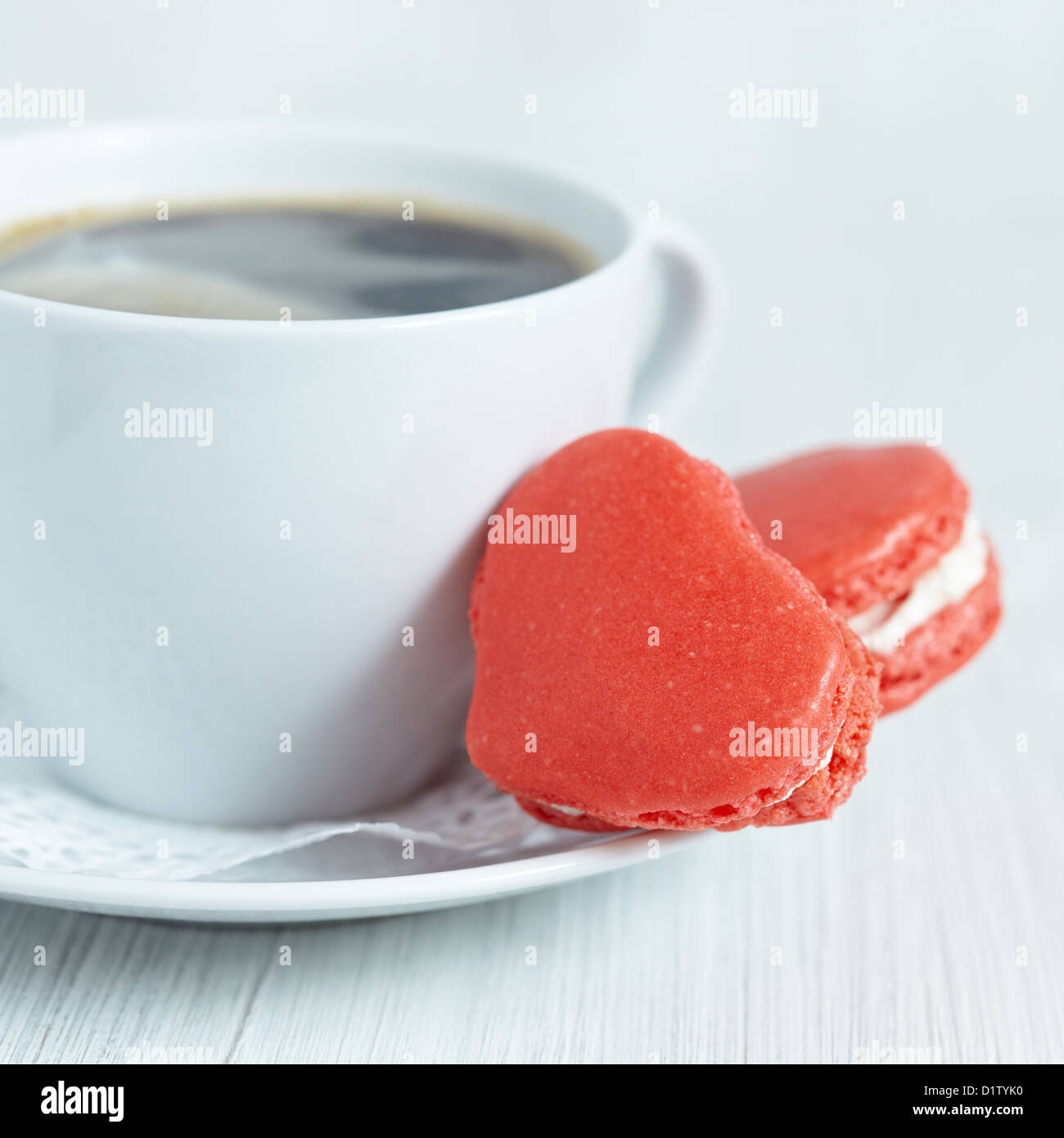 A forma di cuore ad mararons con caffè Foto Stock