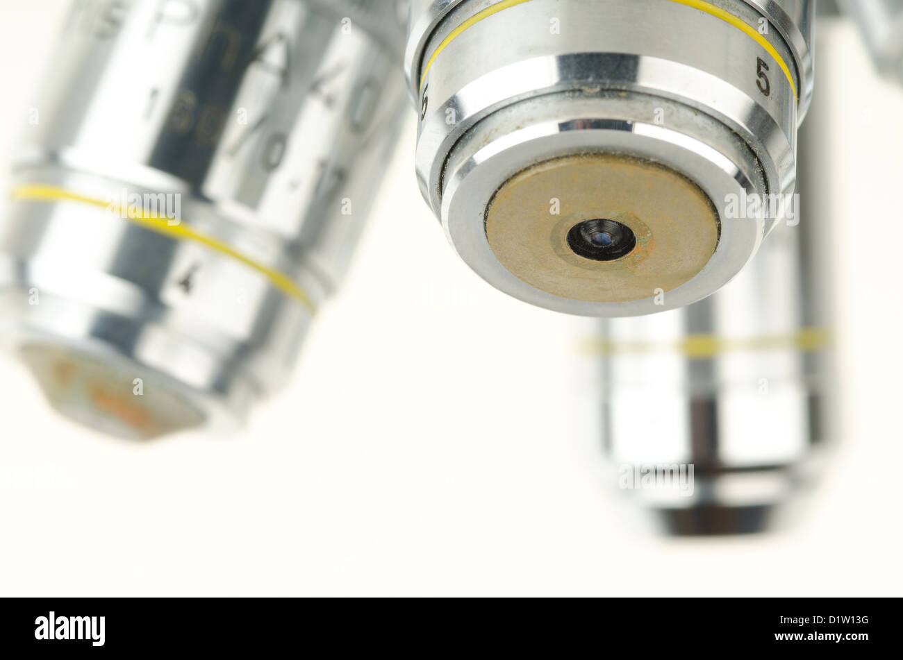 Reichert Boccaglio girevole obiettivo del microscopio quattro ad alta potenza lenti di ingrandimento a contrasto di fase osservare Foto Stock