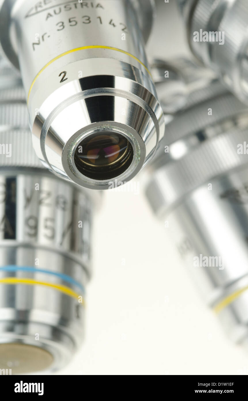 Reichert Boccaglio girevole obiettivo del microscopio quattro ad alta potenza lenti di ingrandimento a contrasto di fase osservare Foto Stock