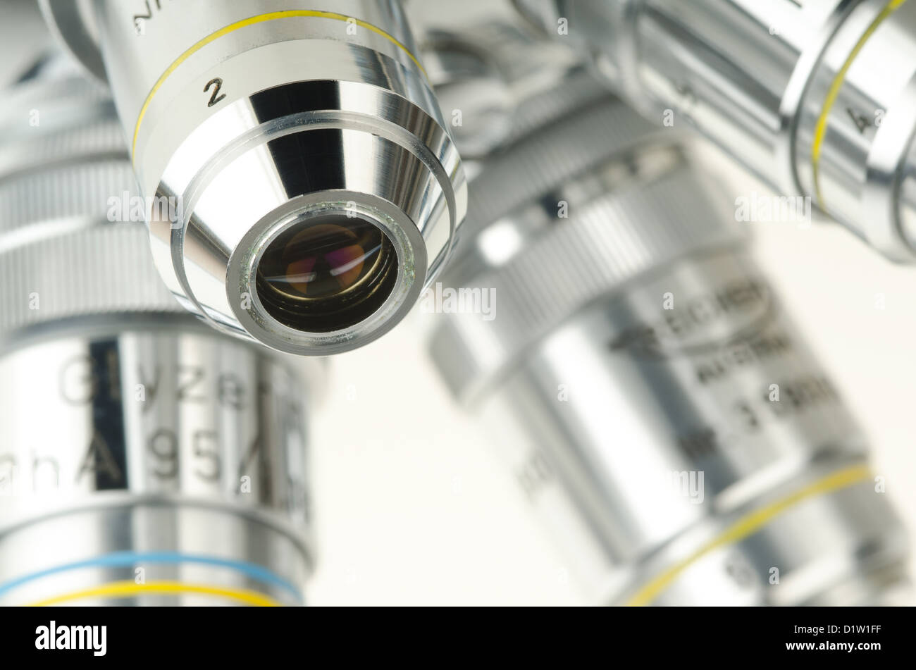 Reichert Boccaglio girevole obiettivo del microscopio quattro ad alta potenza lenti di ingrandimento a contrasto di fase osservare Foto Stock