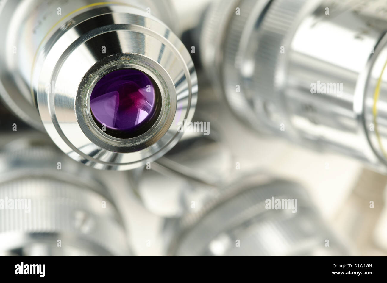 Reichert Boccaglio girevole obiettivo del microscopio quattro ad alta potenza lenti di ingrandimento a contrasto di fase osservare Foto Stock