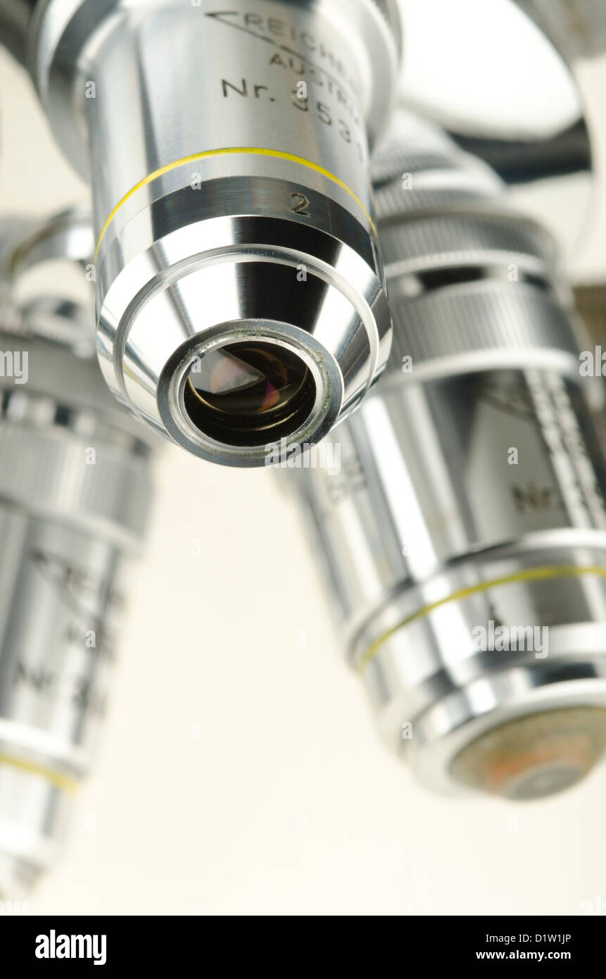 Reichert Boccaglio girevole obiettivo del microscopio quattro ad alta potenza lenti di ingrandimento a contrasto di fase osservare Foto Stock