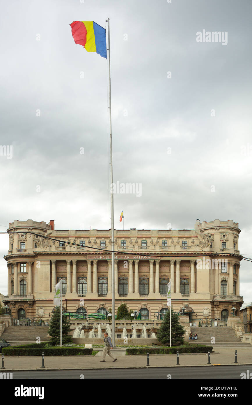 A Bucarest in Romania e i militari nazionali Cercului Palatul bandiera rumena Foto Stock