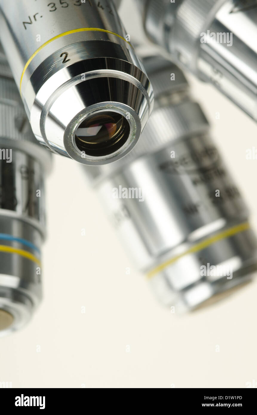 Reichert Boccaglio girevole obiettivo del microscopio quattro ad alta potenza lenti di ingrandimento a contrasto di fase osservare Foto Stock