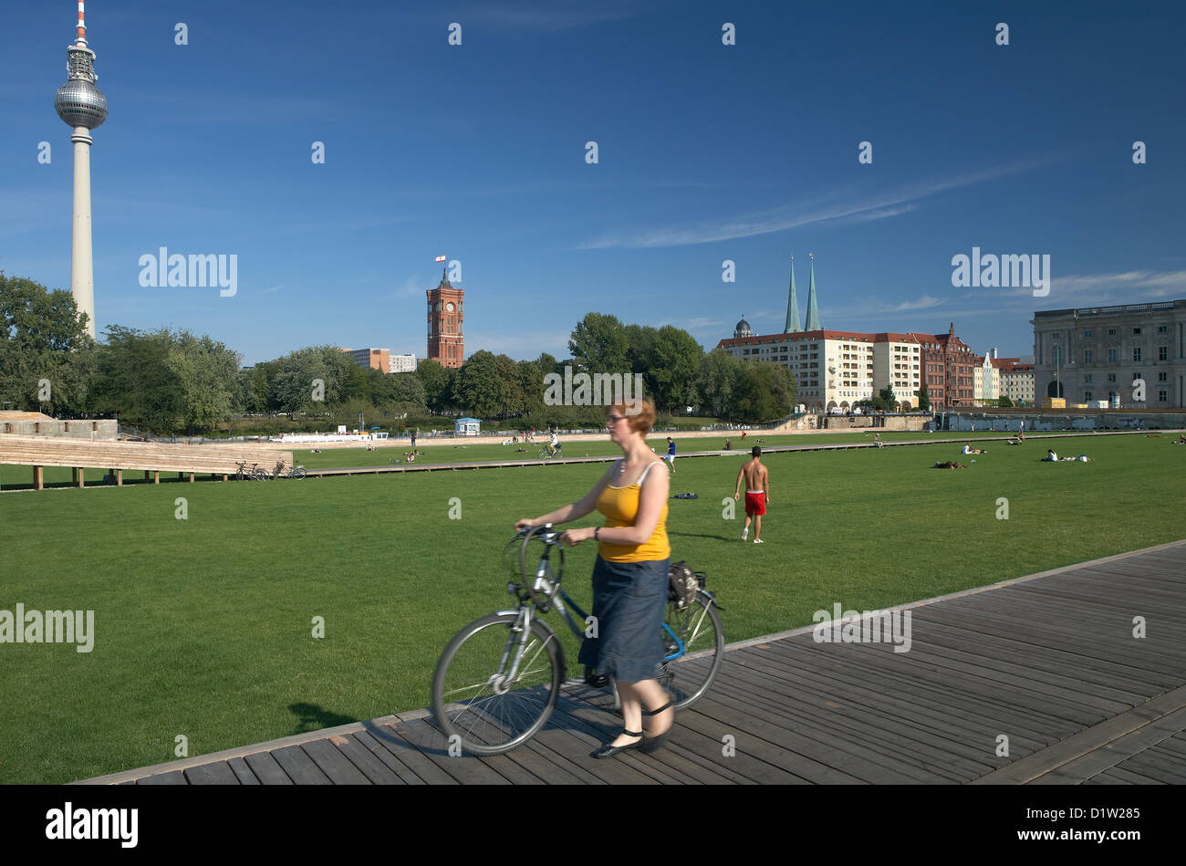 Berlino, Germania, i visitatori e i ciclisti sulla Rasenflaeche a Schlossplatz Foto Stock