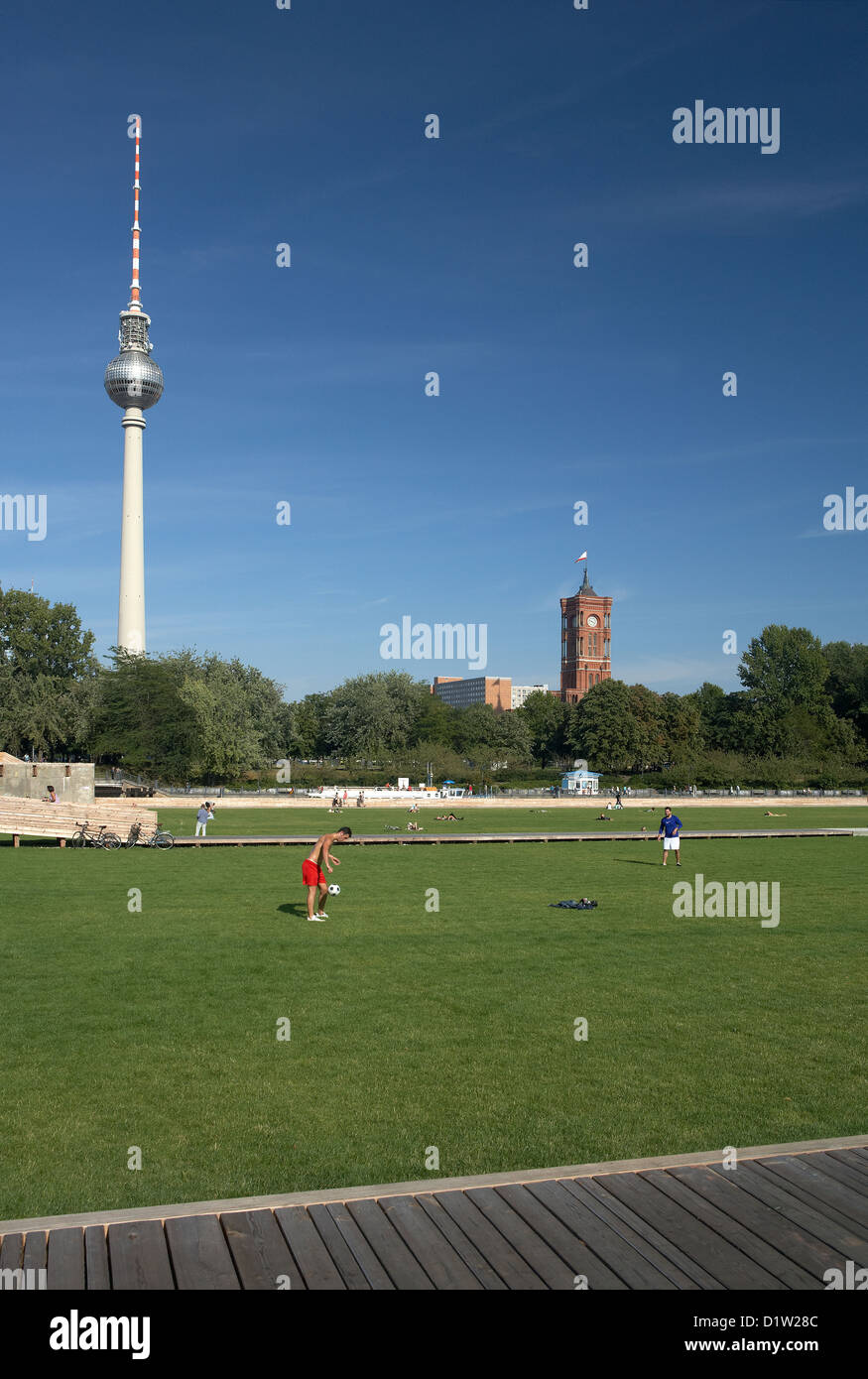 Berlino, Germania, un visitatore a Rasenflaeche a Schlossplatz Foto Stock