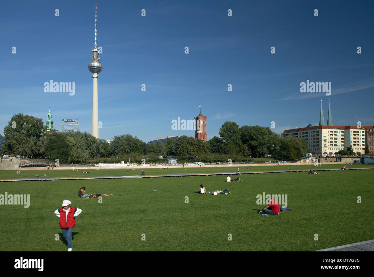 Berlino, Germania, i visitatori si trovano e sedersi sulla Rasenflaeche a Schlossplatz Foto Stock