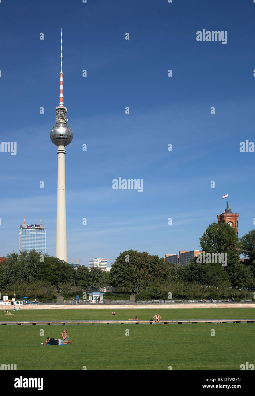 Berlino, Germania, i visitatori si trovano e sedersi sulla Rasenflaeche a Schlossplatz Foto Stock