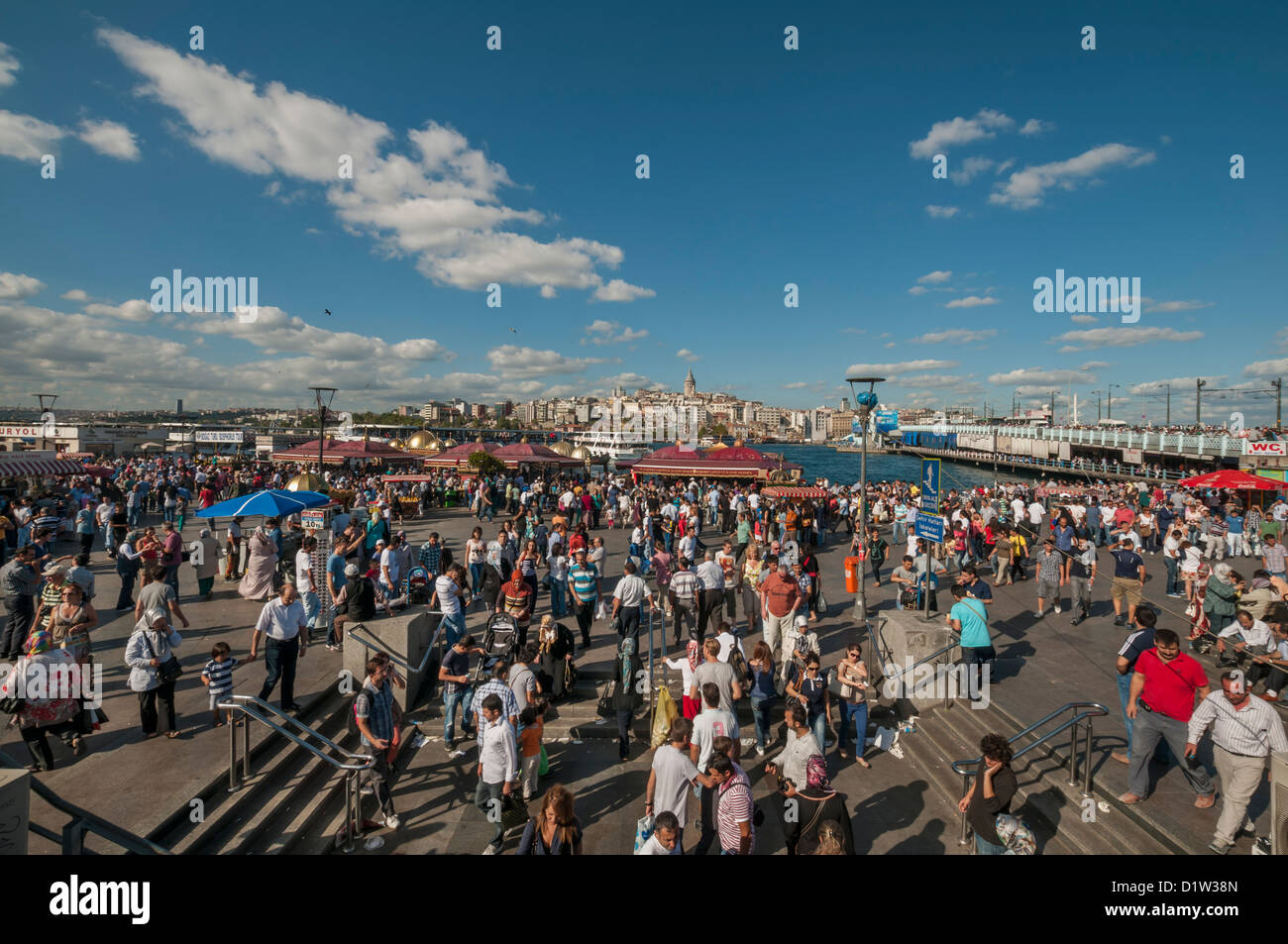 Piazza Eminonu, Galata Bridge e Torre Galata,istanbul, Turchia Foto Stock