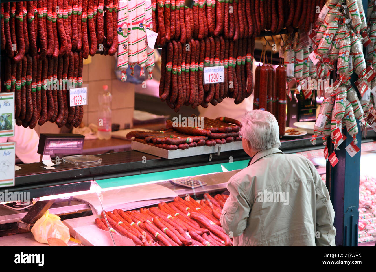 Budapest, Ungheria, carne stallo nella sala mercato Nagy Vasarcsarnok Foto Stock