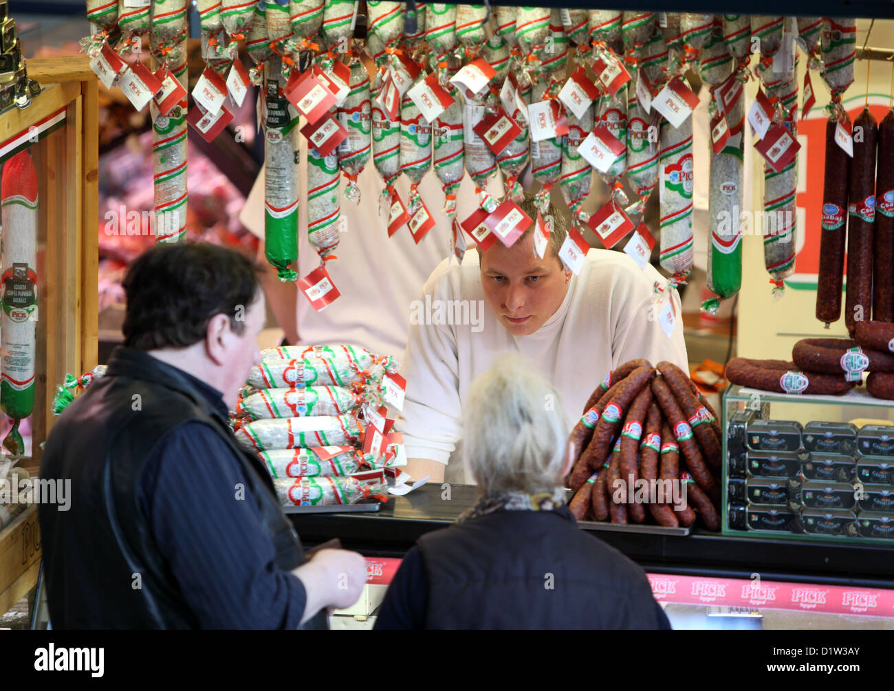 Budapest, Ungheria, salsiccia stallo nella sala mercato Nagy Vasarcsarnok Foto Stock