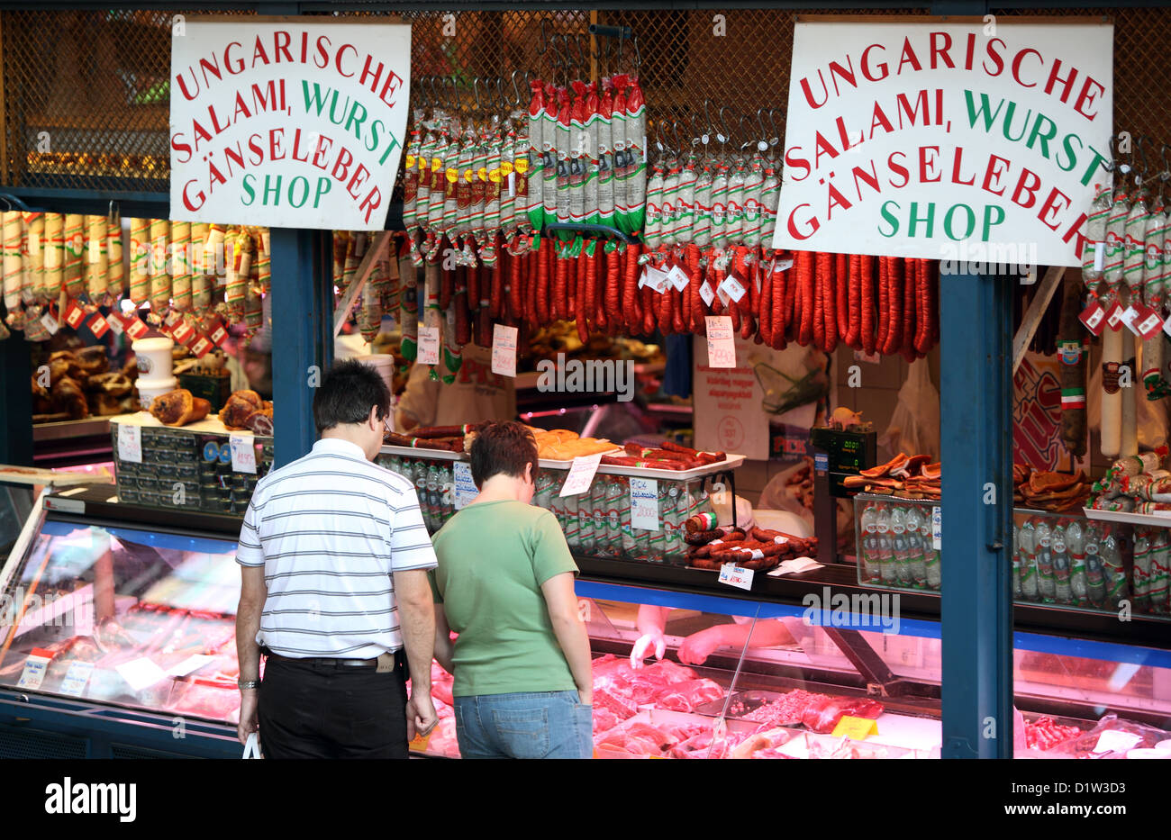 Budapest, Ungheria, carne stallo nella sala mercato Nagy Vasarcsarnok Foto Stock