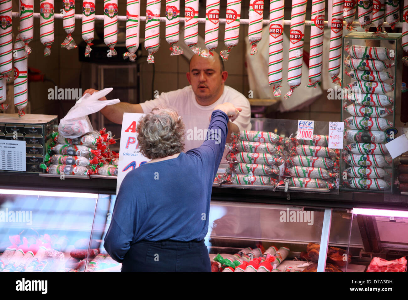 Budapest, Ungheria, le vendite di carne nel mercato hall Nagy Vasarcsarnok Foto Stock