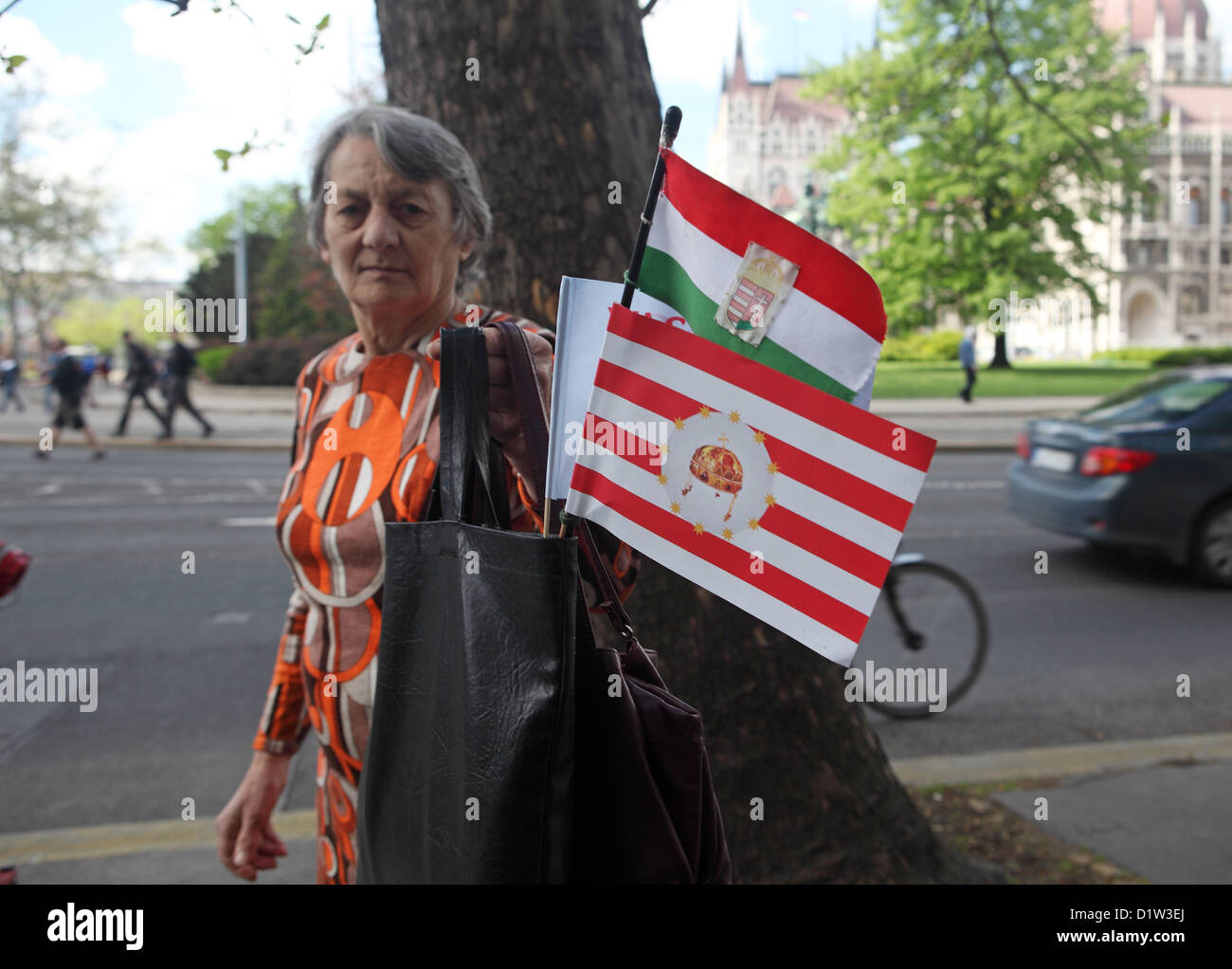 Budapest, Ungheria, donna con Arpad e bandiera nazionale di Ungheria Foto Stock