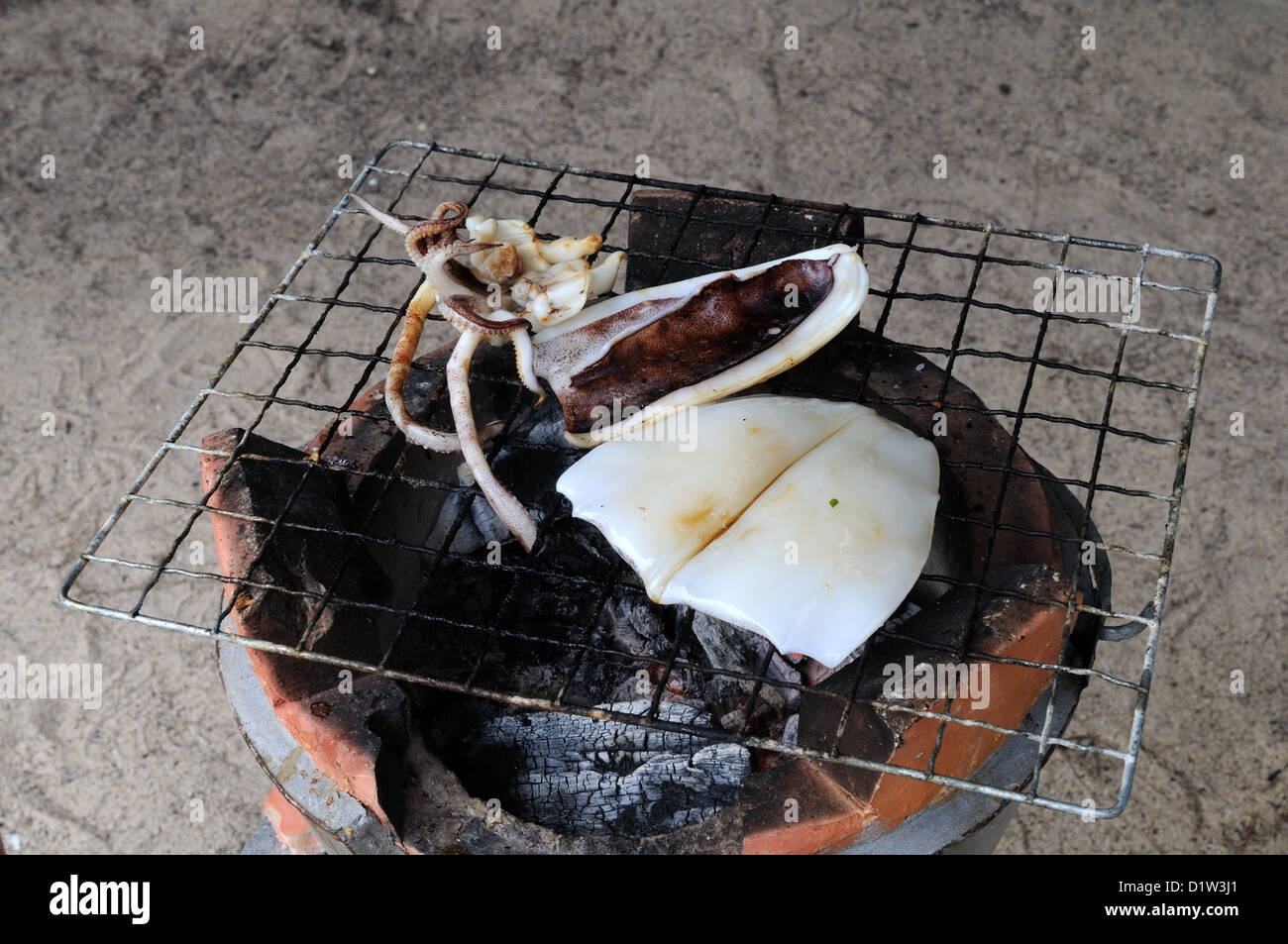 Calamari cottura su un carbonaio Ko Yao Yai Island Thailandia Foto Stock