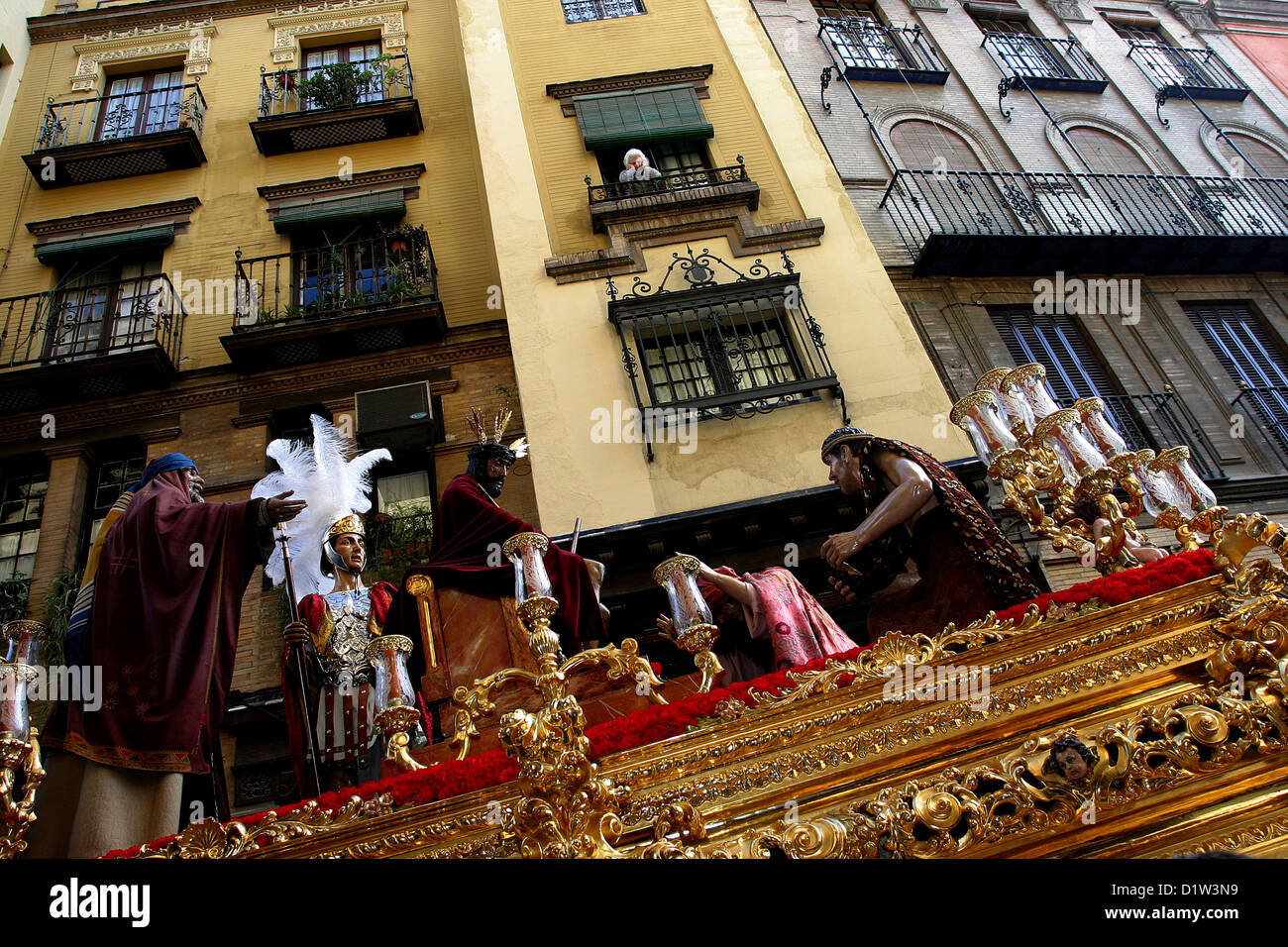 Semana Santa (Pasqua), Fiesta. Festa per le strade del centro storico di Siviglia. Andalusia, sud della Spagna Foto Stock