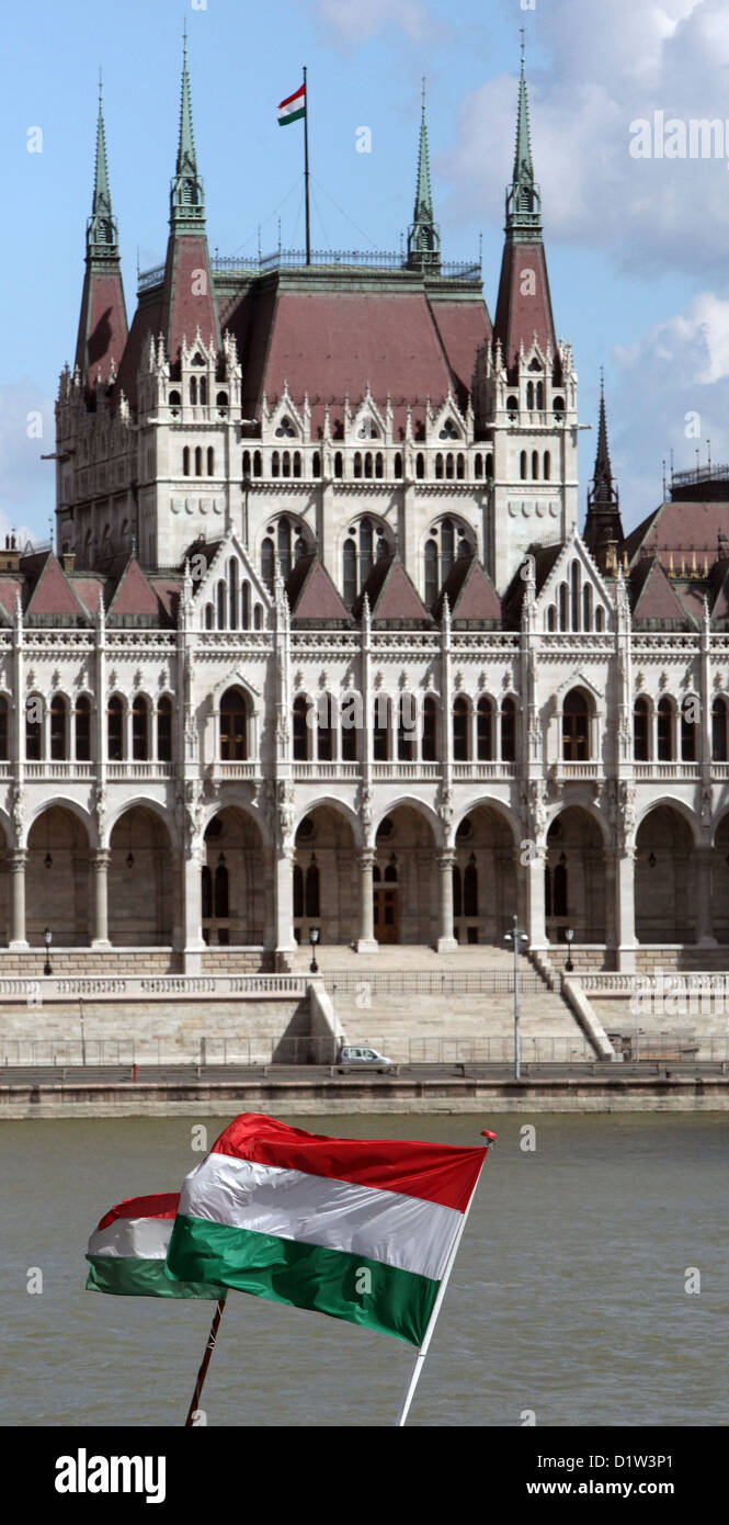 Budapest, Ungheria, l'edificio del Parlamento e la bandiera nazionale di Ungheria Foto Stock