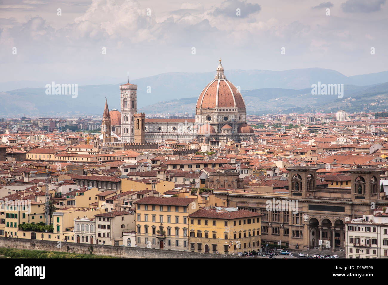 Una vista sulla splendida città di Firenze verso la maestosa cattedrale. Foto Stock
