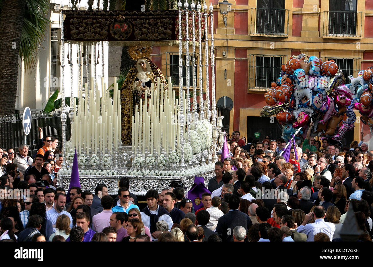 Vergine Maria galleggiante (pasos) portato in strada, Semana Santa di Siviglia. Andalusia, sud della Spagna Foto Stock