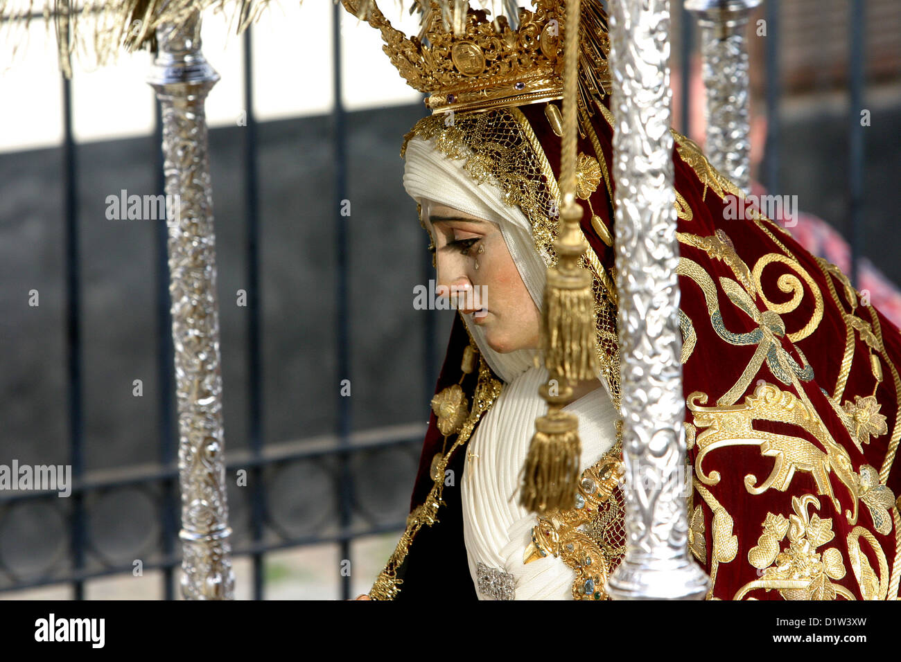 Galleggiante (pasos) trasportato per strada, Semana Santa, Siviglia. Andalusia, Spagna, Vergine Maria che piange Foto Stock