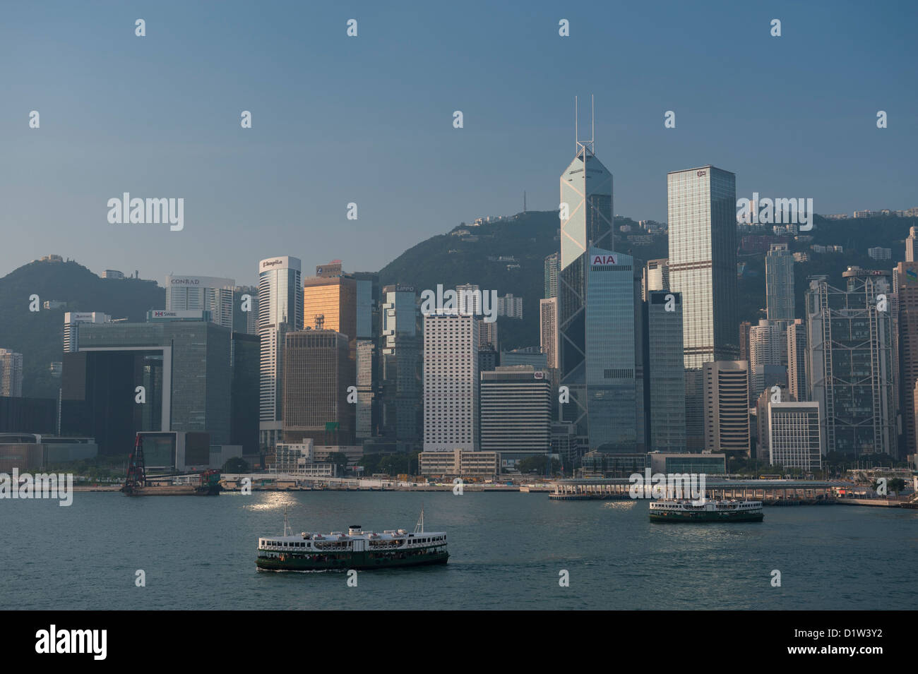 Skyline di Hong Kong e del porto di Victoria al mattino con la Banca di Cina Edificio, Cheung Kong Center e il Traghetto Star Foto Stock