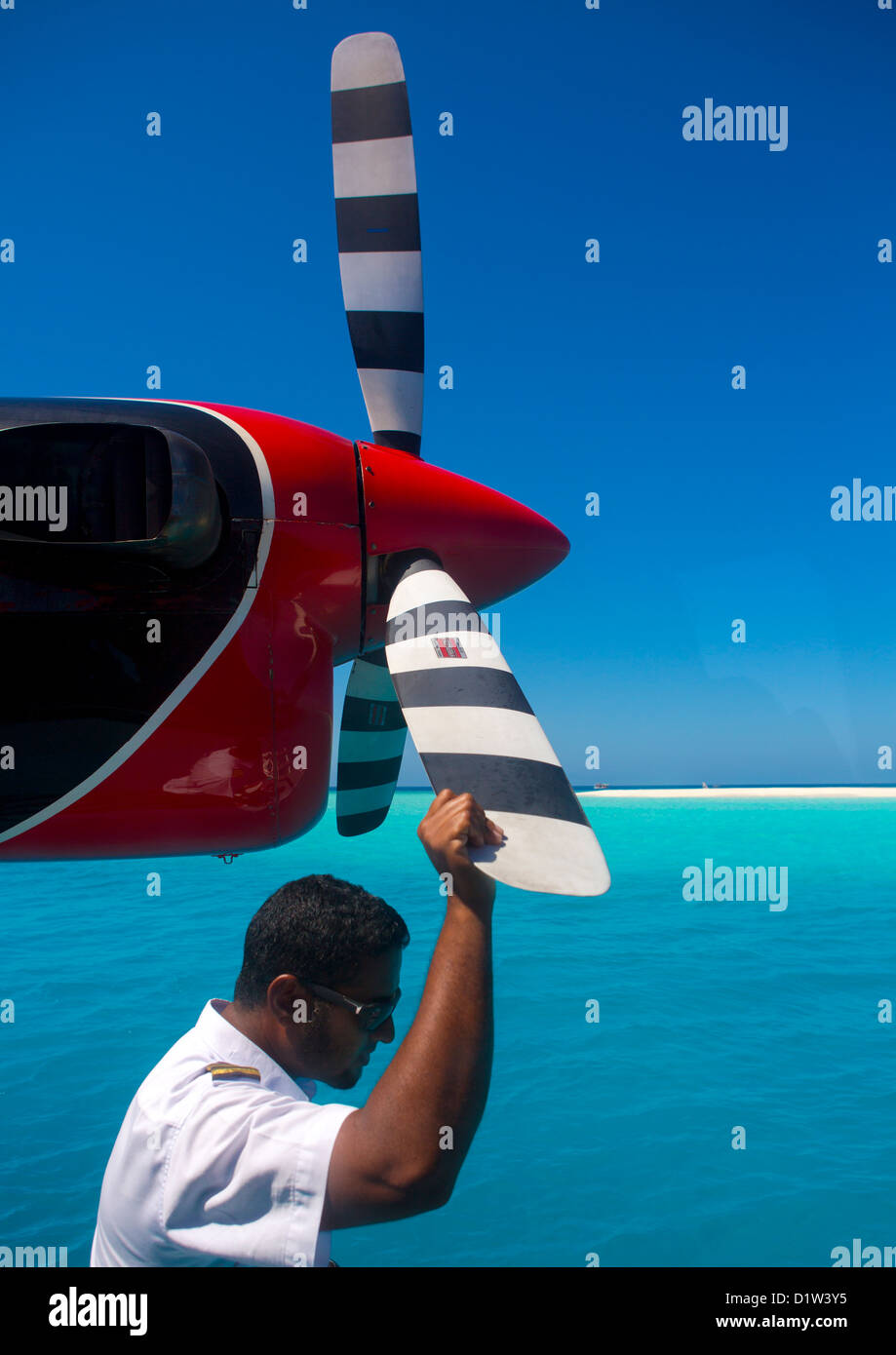 Aria maldiviano Taxi idrovolante pilota, Baa Atoll, Maldive Foto Stock
